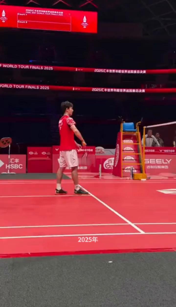 2025年杭州世锦赛首日比赛，中国两对混双组合均取得胜利，女双选手一胜一负，圣坛