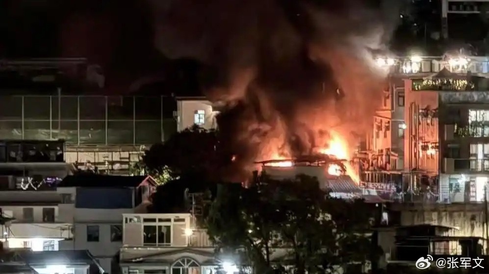 香港荃湾一地起火已疏散近百人 3月19日22时许，香港荃湾老围地区突发大火，铁皮