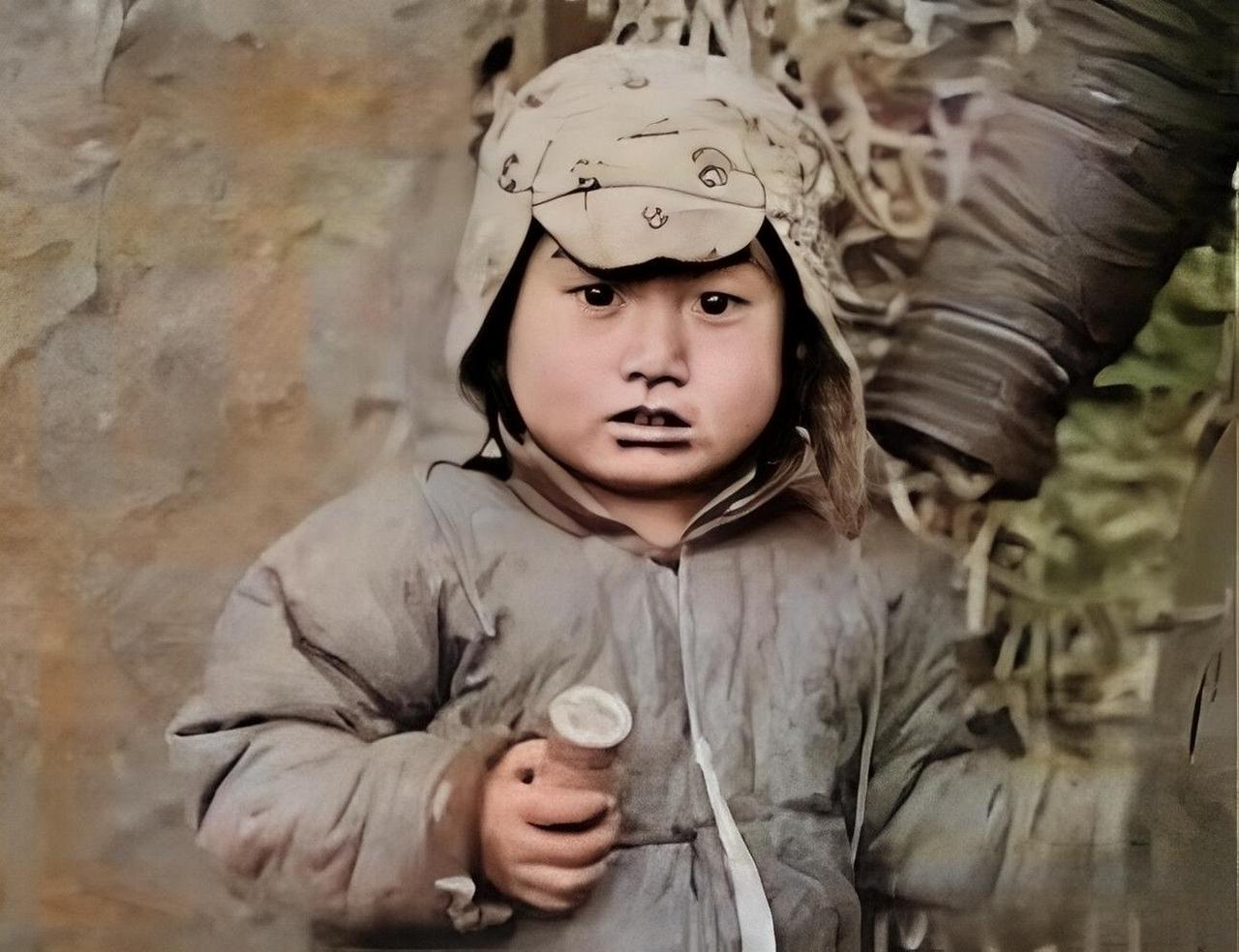 一个四五岁的孩子，坐在镜头前等着被拍照，突然被日本人一把拽出了画面。他们以为这样