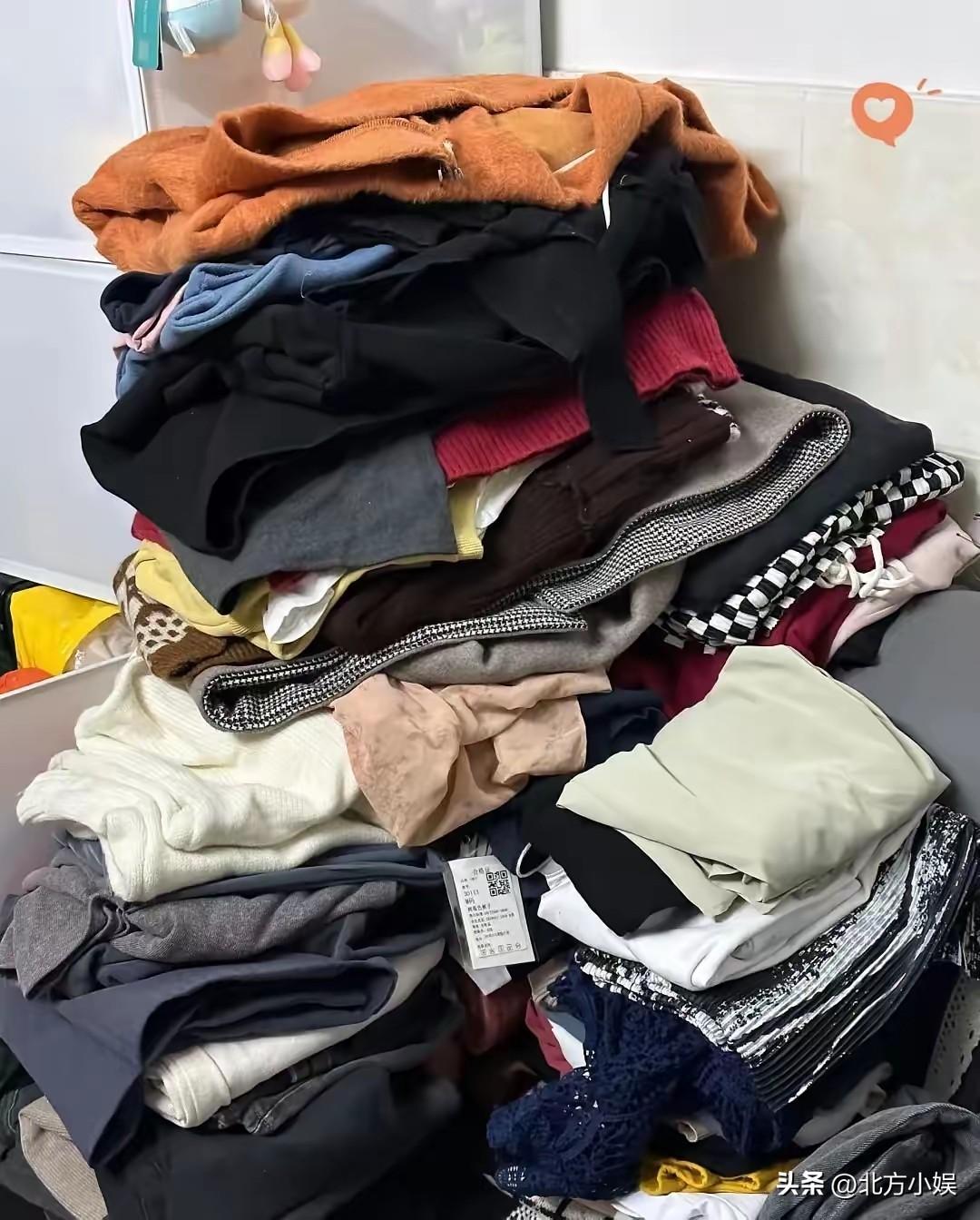 我四舅已经20多年没有买过新衣服了，真真实实的事情，他穿的衣服都是儿子，女婿和外