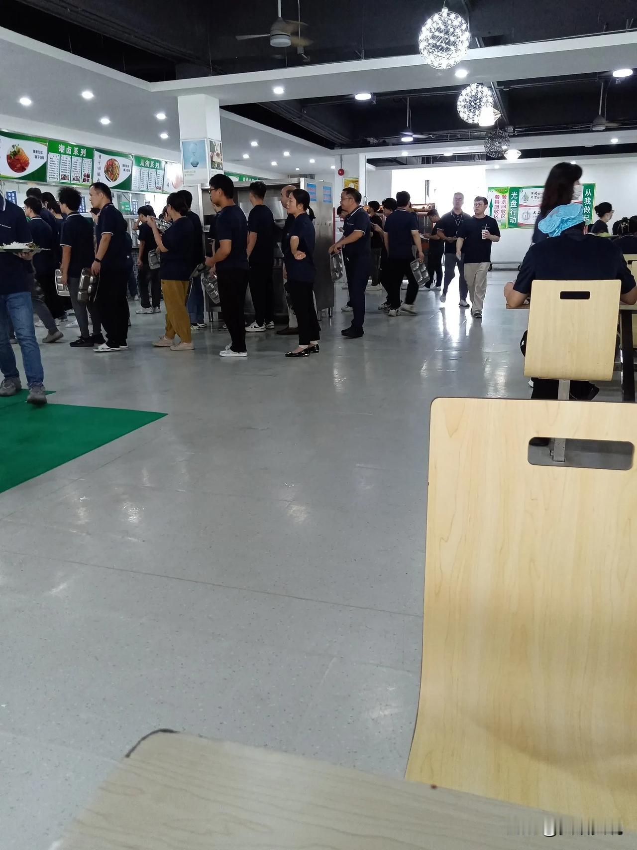 下班啦，今天下班有点晚了，因为说要连班。。。
但是还没到点就有个小姐姐说我可以打