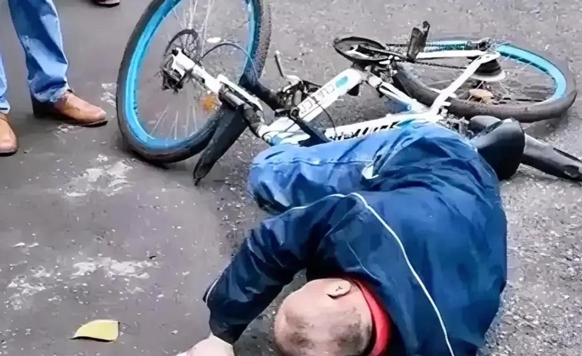 “想讹人？”2022年山东，老人骑车出行，不慎摔倒后突发疾病，路人见状不敢上前随