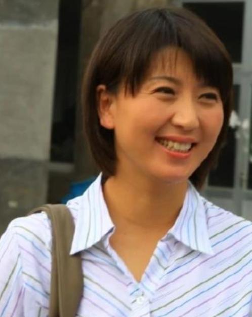 闫学晶，你在直播间里咋啥都说呢！你儿子一年100万都不够花，与其说你哭穷，还不如