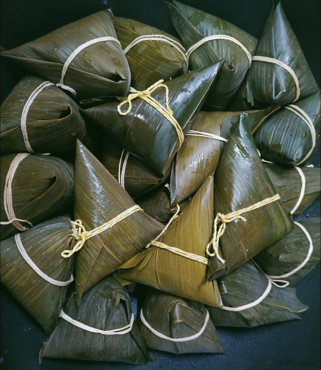 要说包粽子，我包的无疑是比较漂亮的，跟老妈学的又比老妈包的更上层楼(有点大言不惭