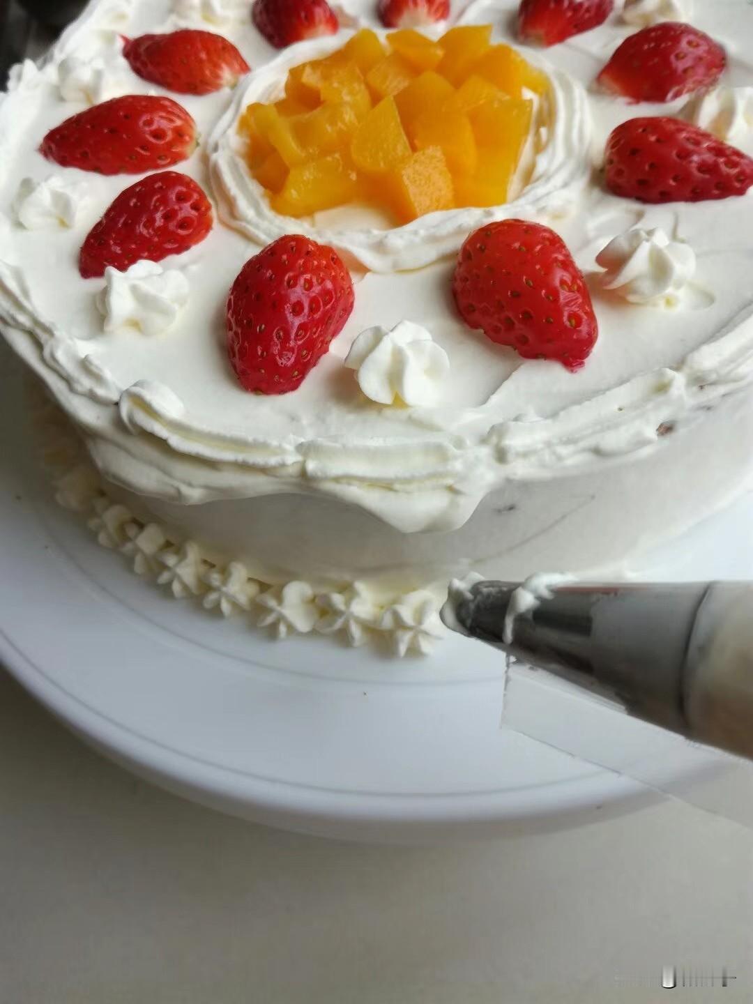 自己做一个8寸奶油生日蛋糕，成本多少钱？假期有家人过生日，刚刚做了一个。

一、