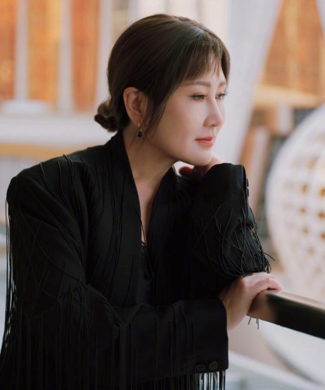 又一位不老女神？把63岁活成了36岁。张凯丽出席活动黑丝短裙加上高跟鞋的造型惊呆