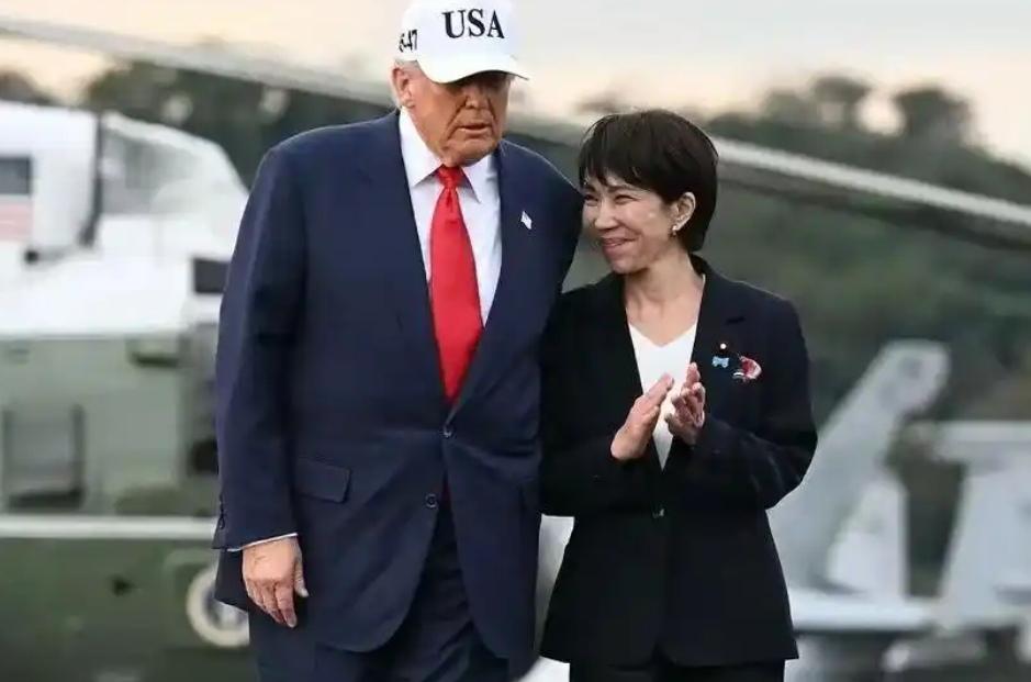 特朗普当众搂住高市早苗称赞她是“赢家”，这画面挺有冲击力。高市早苗还激动得跳起来