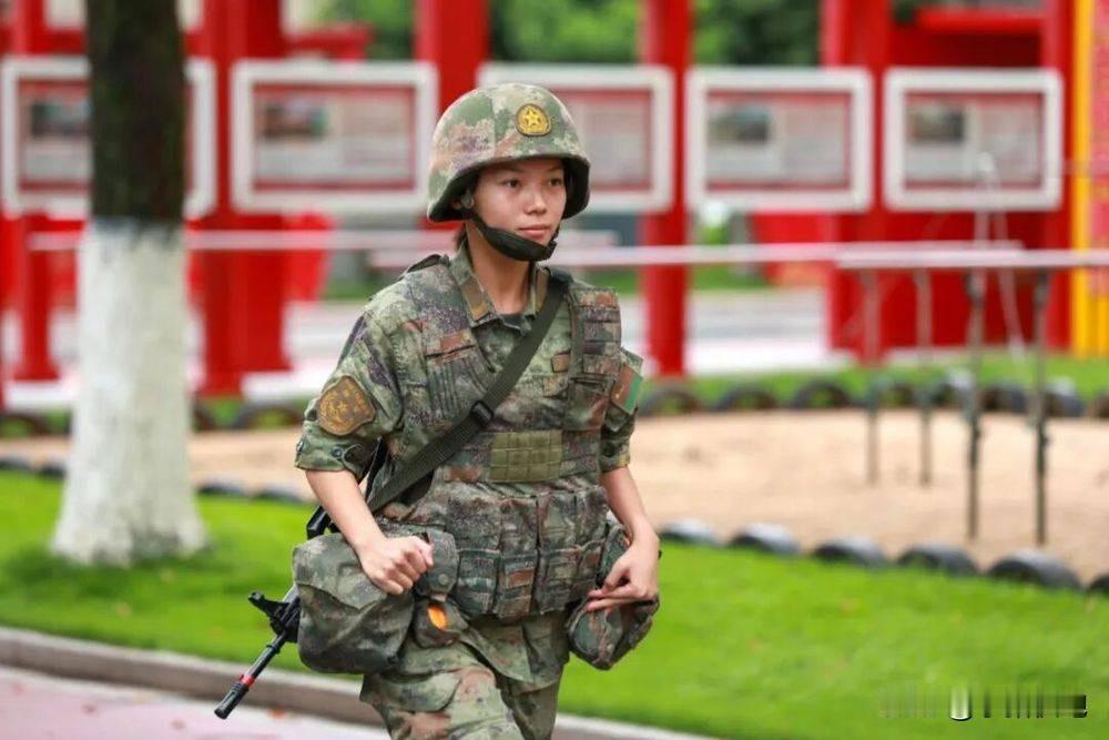 黄雨乐，中部战区陆军某直属旅话务女兵，原为江苏大学大二学生，从小怀揣从军梦想，前