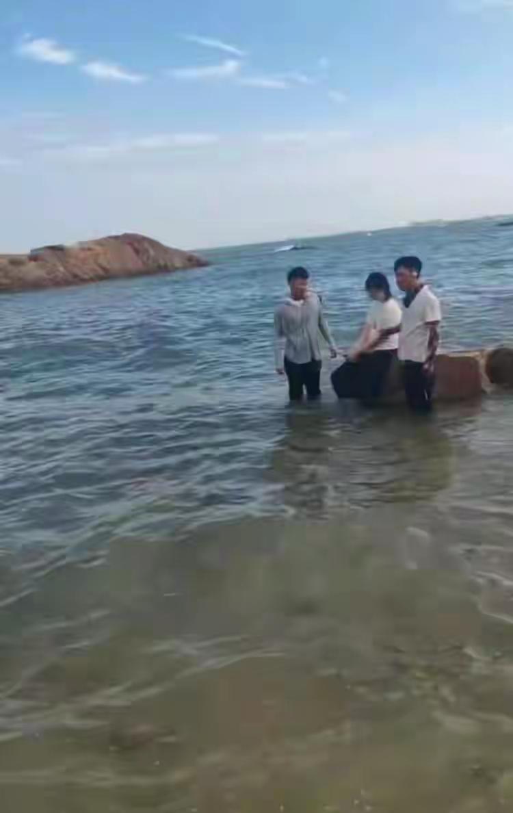 在为这几位救生员点赞的同时，也为这些不守规矩的游客担忧。类似的事故和隐患发生多起