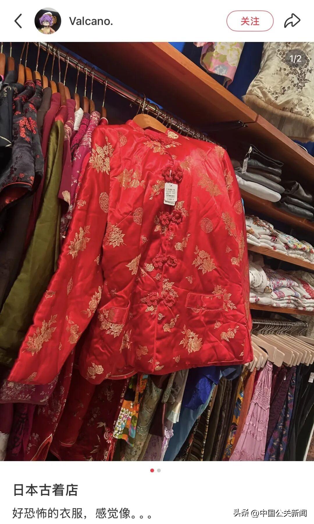 上午去银行取钱。看见银行大厅桌子上摆着贡品，烧着香，还有个挥舞木剑的黄袍道士。就