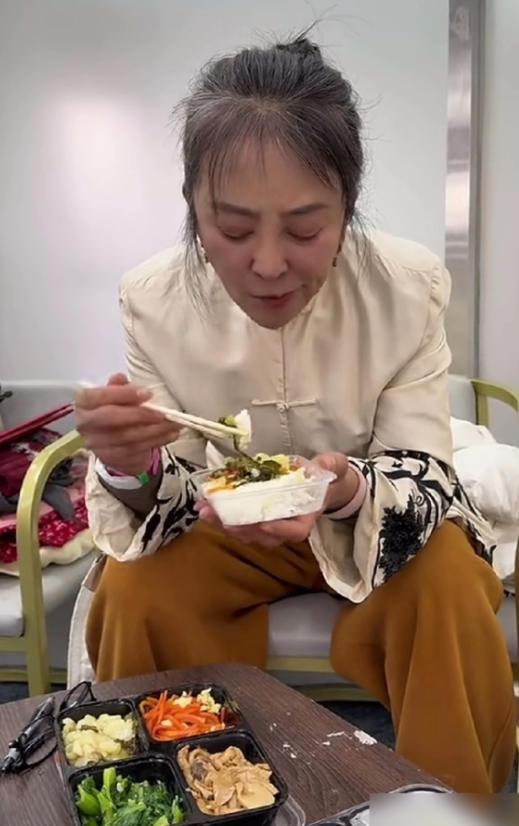 李勤勤，62岁，疯了一样接戏。 大小角色都接，甚至公开喊话要戏拍。不为别的，为了