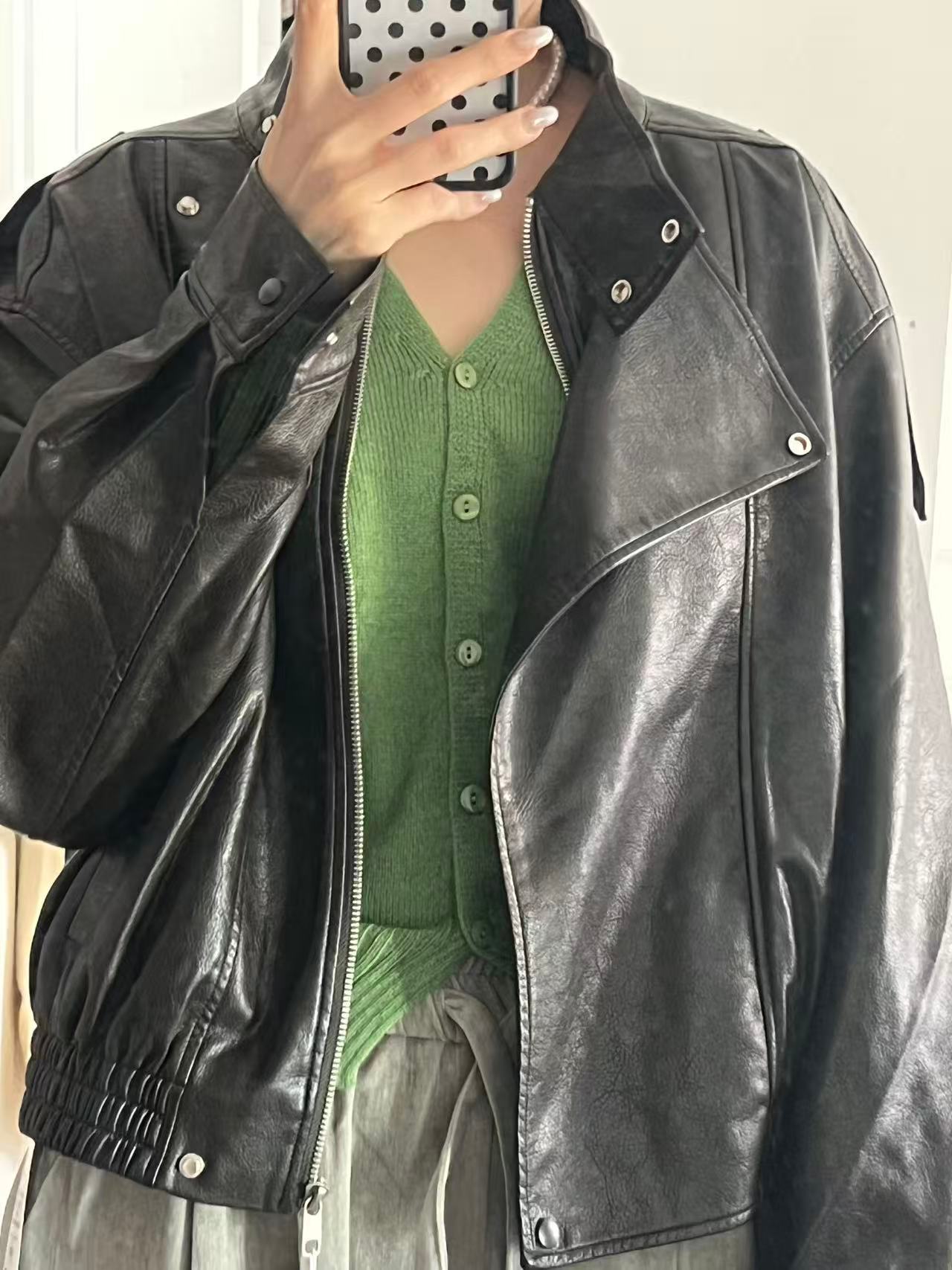 请诸位评价我家三百多皮衣的质感 感觉挂在allsaints里要加个0 ​​​