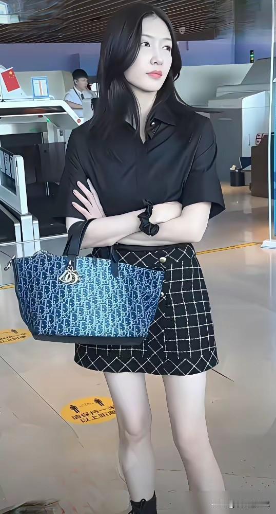 江疏影机场街拍：黑短袖衬衫+格纹短裙+马丁靴，极简不失优雅本以为江疏影这几天出门