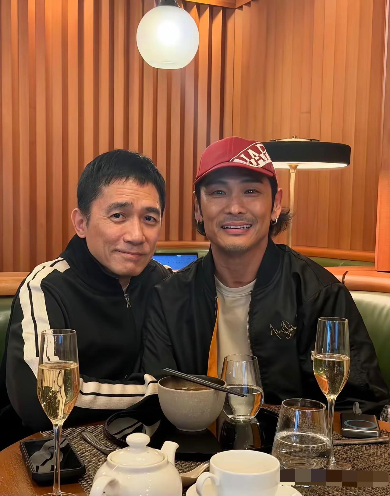 梁朝伟我认识，旁边男生是谁