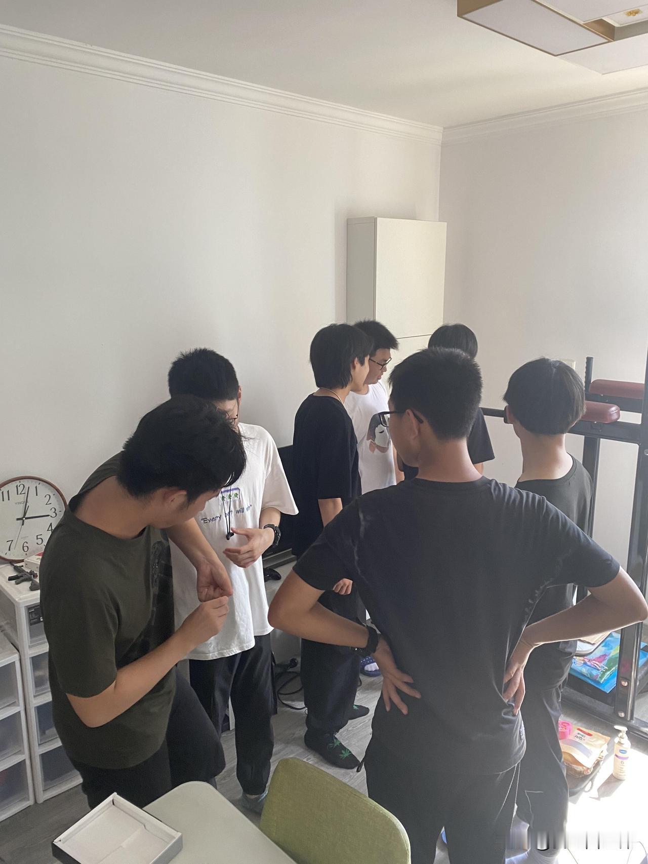 你会让孩子的好朋友来家里玩吗？
我儿子小学时连他一共有7个男生好朋友，暑假寒假没