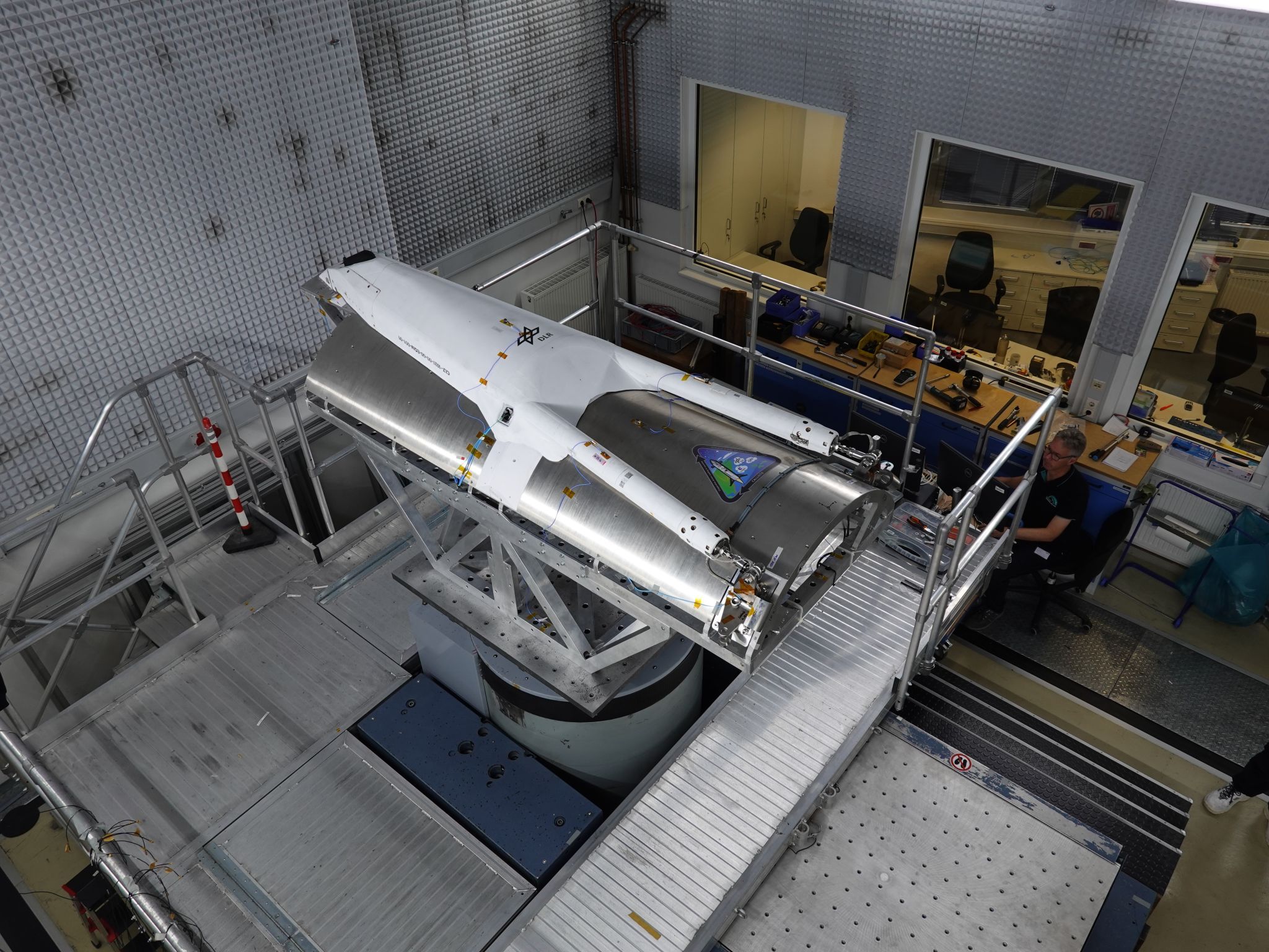 DLR成功完成了Callisto VTVL验证机的着陆腿振动测试。该VTVL验证