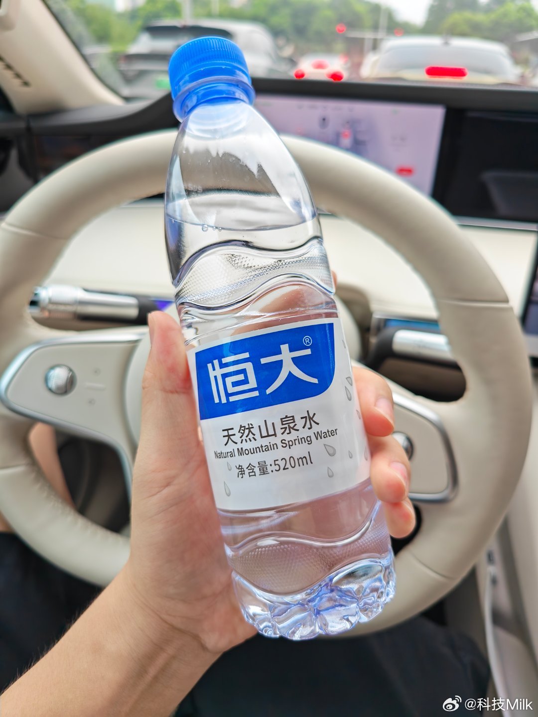 虽然恒大的很多业务不行了，不过恒大的水好像还一直在。虽然店里比较少看到，但是一些