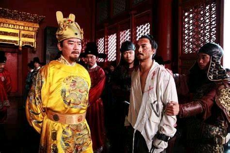 朱元璋批折子到半夜，肚子饿了溜达去御膳房找吃的。路过冷宫墙角，看见个洗衣局的老宫