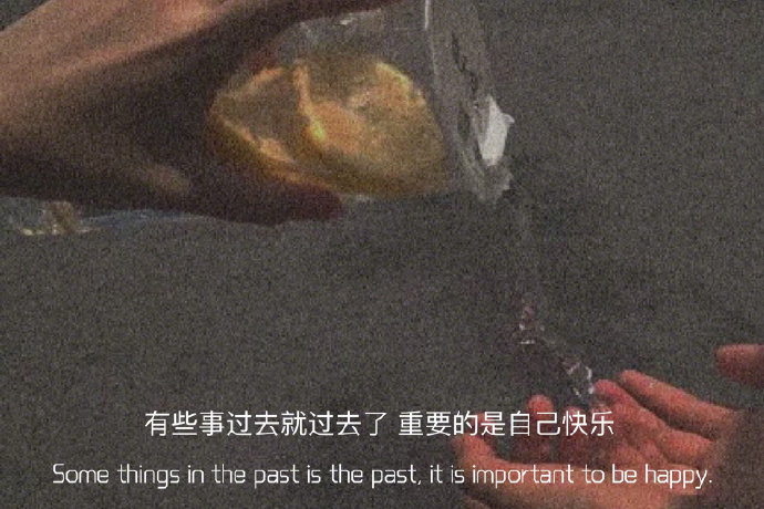 “   人都是从开始相信全是真的   慢慢开始觉得全都是假的   再后来发现有真