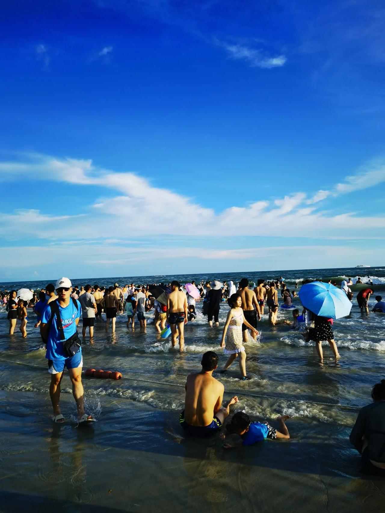 男女同浴：浴池戏水的混血美女


昨天晚上，刚从瑞士回美丽国的大哥微信我说：瑞士