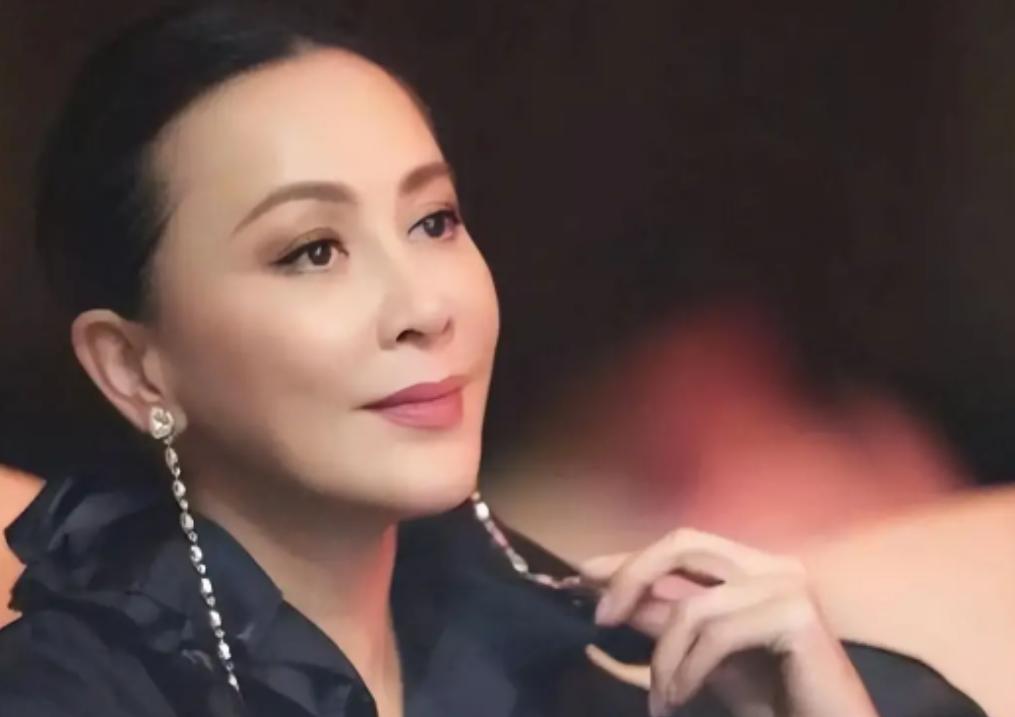 全香港都知道谁绑架了刘嘉玲，可没人敢提名字抓他这帮人。说白了，当年这场轰动全港的