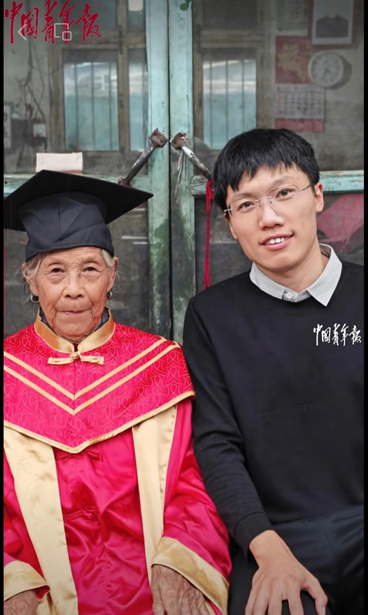 “奶奶是最合适穿我博士毕业服的人！”男子博士毕业，给从小照顾自己的奶奶穿上博士毕