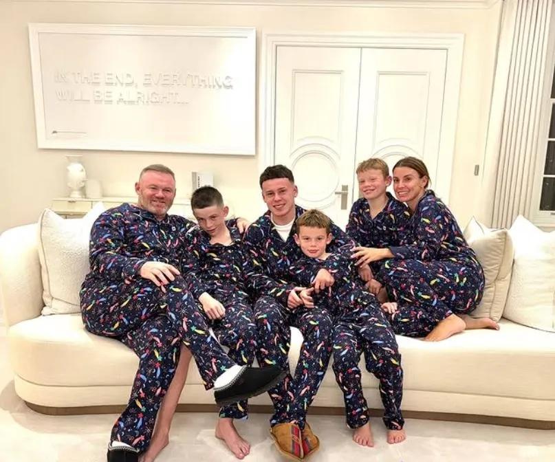 前曼联球星·鲁尼近日在一次播客节目中幽默地表示，自己之所以去做结扎手术，全是因为