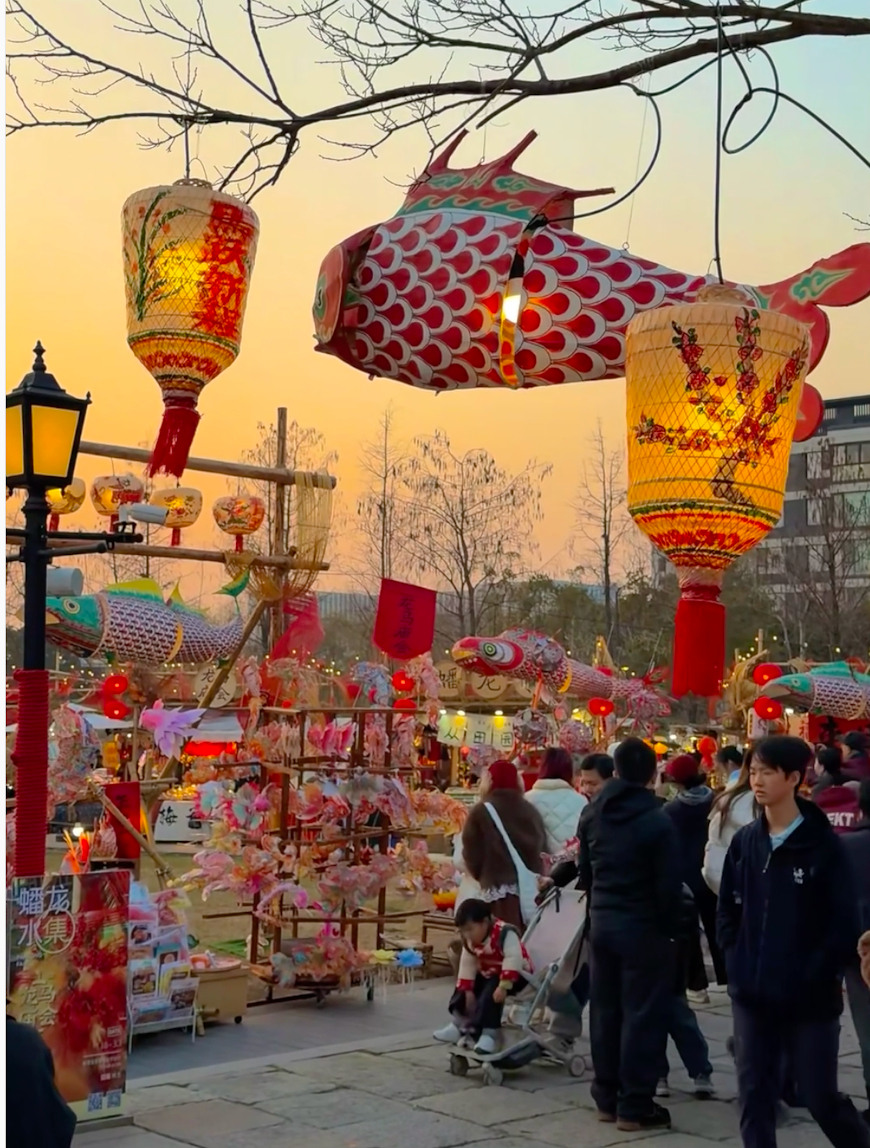 还在担心春运路上无聊？快看 拉宏高铁上开e人春晚直接把高铁变成了“移动喜剧分会场