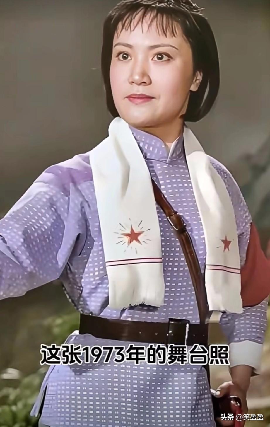 这张1973年的舞台照，
她的短发成了全国模仿的时尚，
后来接演反派却心生芥蒂，