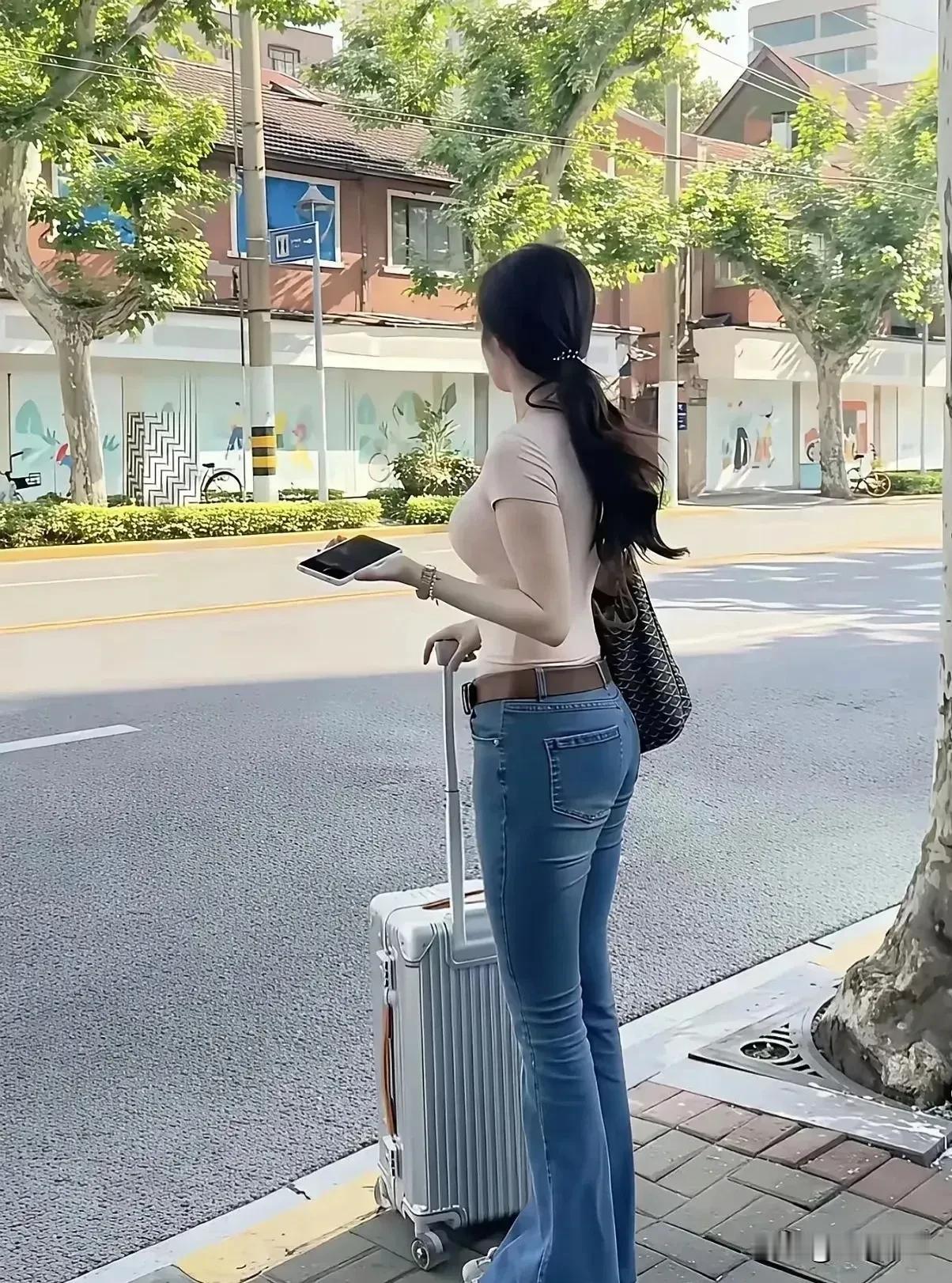 行囊轻负，独步天涯。
远行如诗