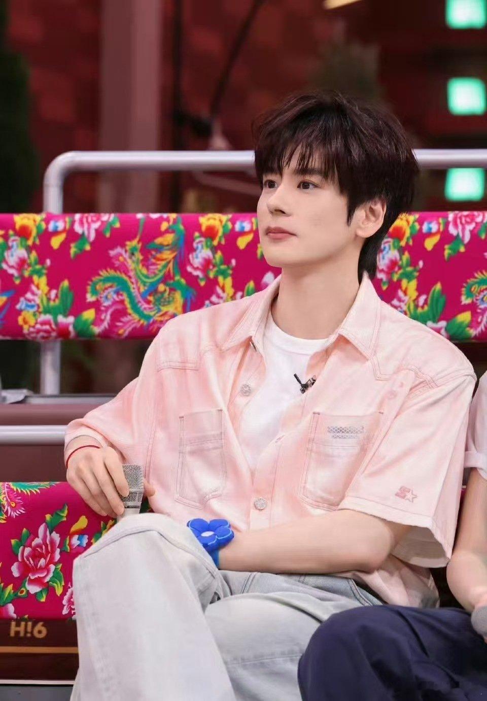 魏哲鸣的细框眼镜不是白戴的 被这对搭档的默契狠狠折服！眼镜化身蓝牙连接器，抽象题