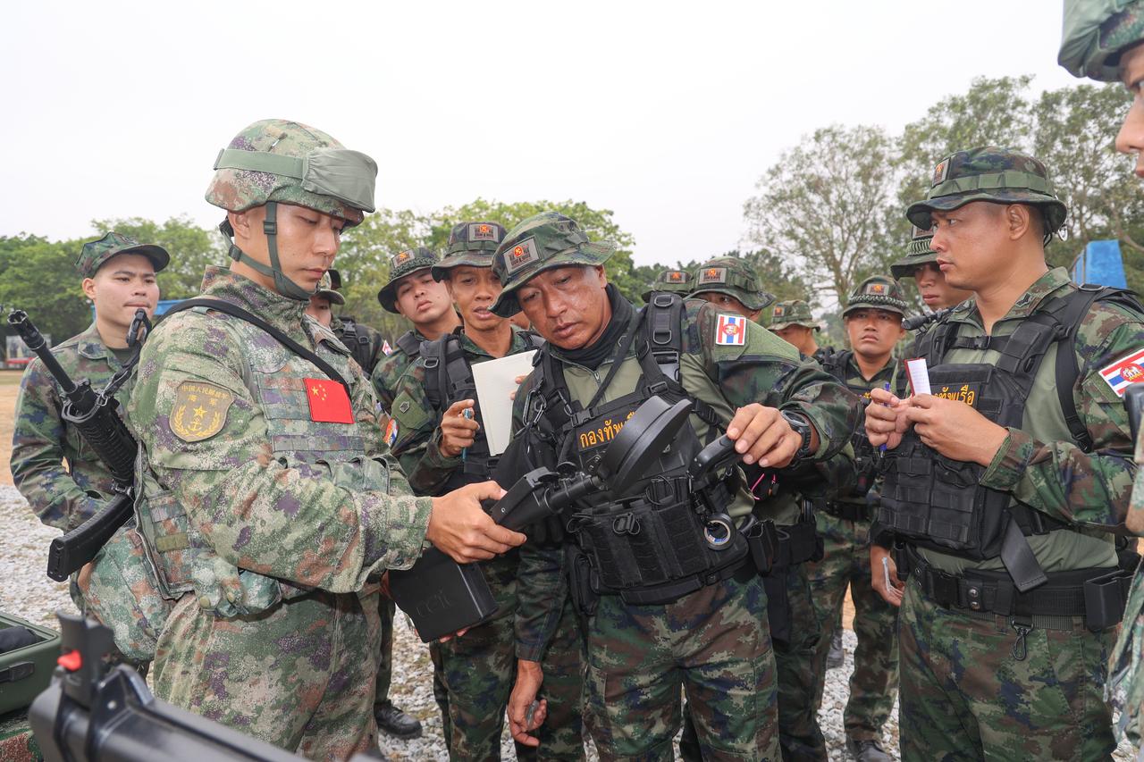美国的武器也曾大量应用于越南及南亚地区战场，性能也不错，不过价格高，人员培训服务