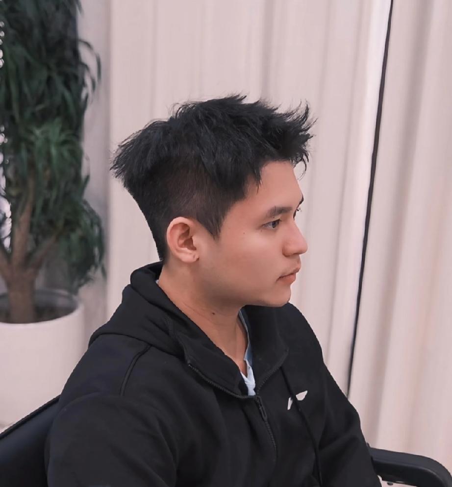 谁还能认出这个小帅哥是国乒主力林诗栋？
近日，为林诗栋理发的理发师晒出林诗栋最新