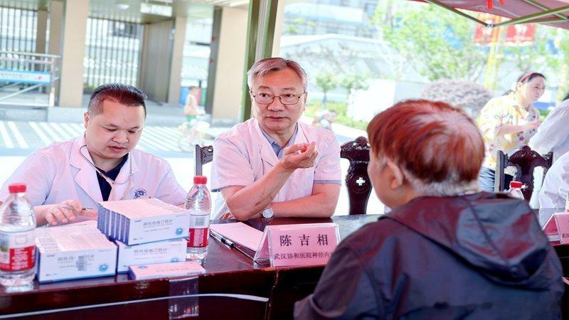 房县 武汉协和医院专家团走进房县开展“双百工程”帮扶活动十堰爆料 房县新闻网讯 
