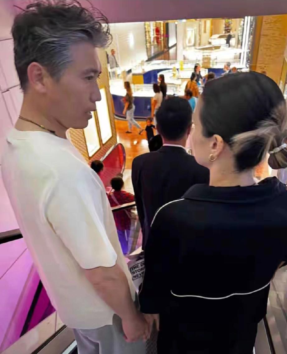 52岁李乃文法国被偶遇！紧牵圈外娇妻逛街，两人年龄差超明显
 
近日网友在巴黎老