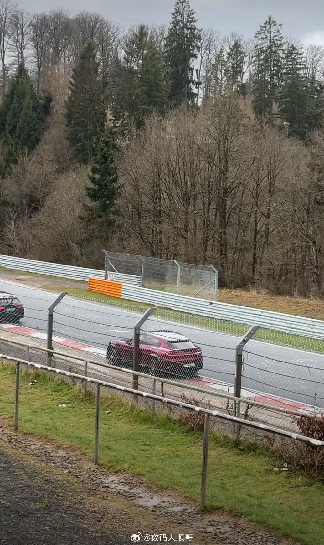 小米YU7GT无伪装实车曝光纽北路段拍到红色YU7 GT的动态路试视频，其中还有