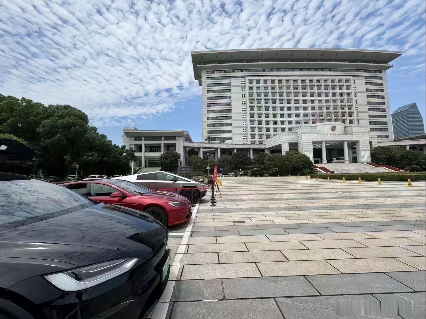 特斯拉这是直接把展览开到大院里了啊，看位置是宁波鄞州区，网友都说：难怪浙江发达.
