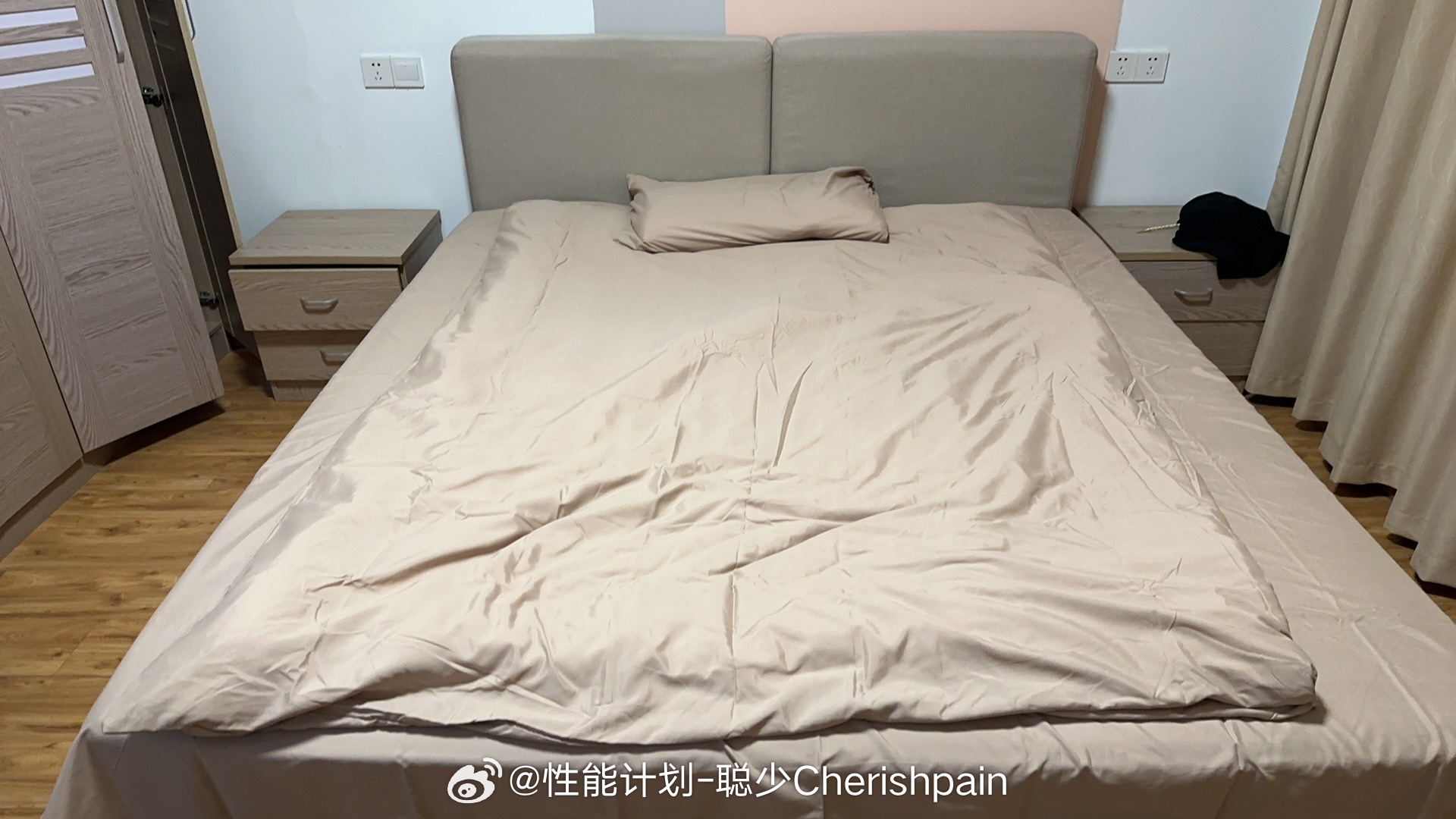 搬到新住处，我就寻思怎么1.8*2m的被子这么小，这是个双人床[允悲] ​​​