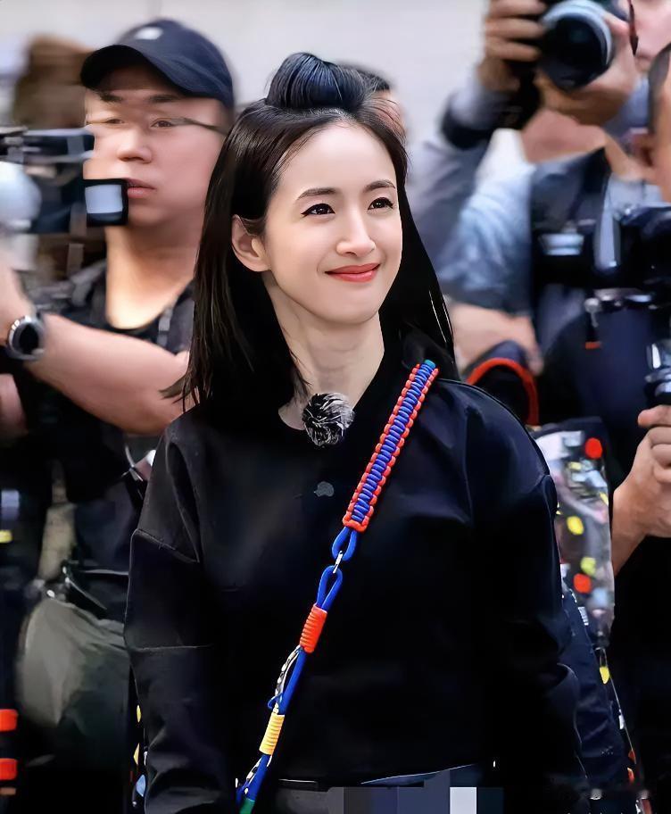 穿衣自由，可以是夏天的体恤，连衣裙，也可以是秋天的帽衫，一个穿衣自由的季节，不用