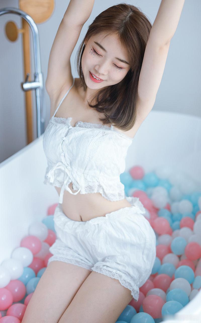 生命就是一树繁花，静静开，细细品。这一路，我们慢慢走，深深悟，方知：平平安安才是