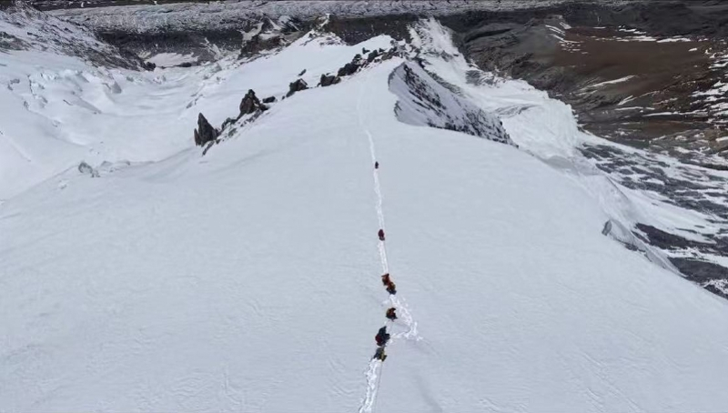 #中国籍登山家王钟雪崩遇难# 【“十四峰”追梦路断：一场突发雪崩背后的攀登足迹与