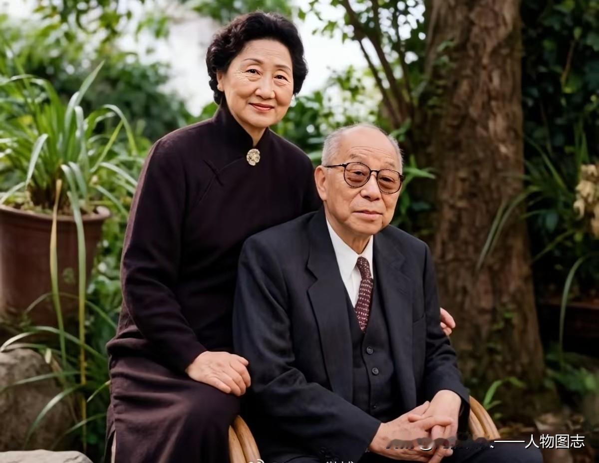 2000年，夏威夷。100岁的张学良与88岁的赵一萩拍合影。此时少帅身板硬朗，赵