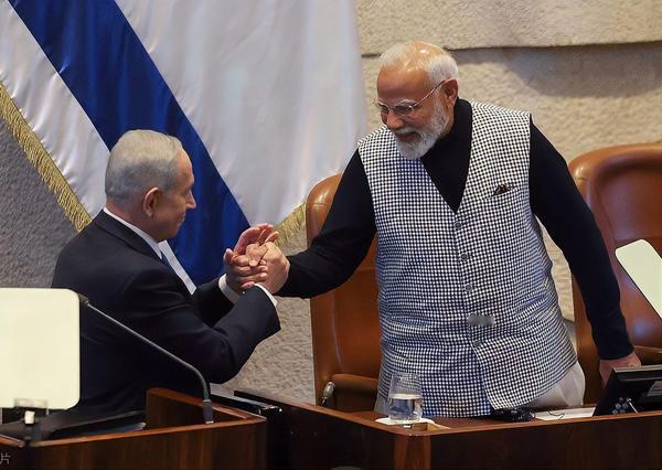 印度背叛战略伙伴终于自食其果，油轮在霍尔木兹海峡被伊朗革命卫队炮击。印度和伊朗去