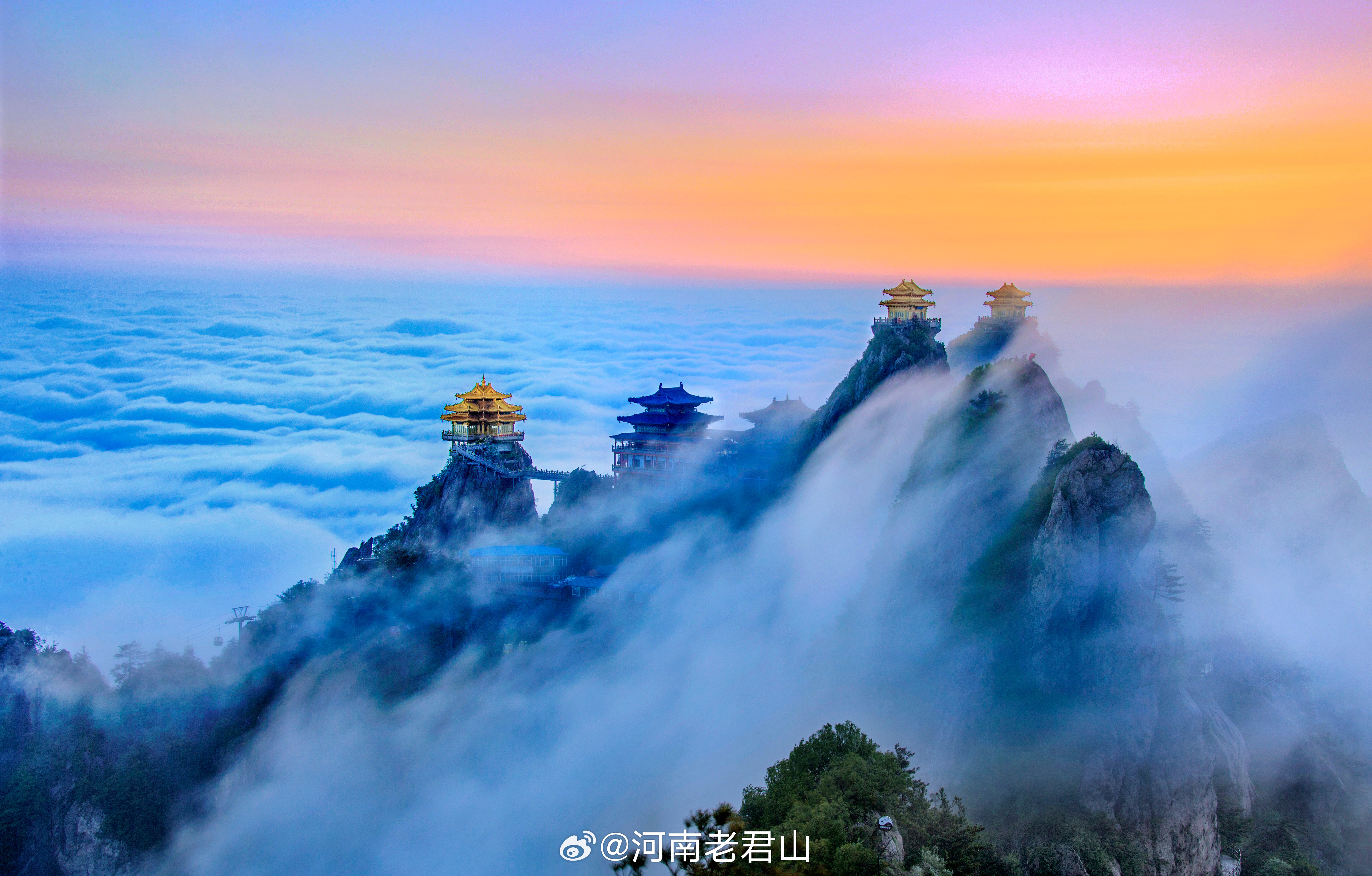 接气象部门预报，我县今天将有中到大雨，局部暴雨天气，为了游客游览安全，今日夜爬通