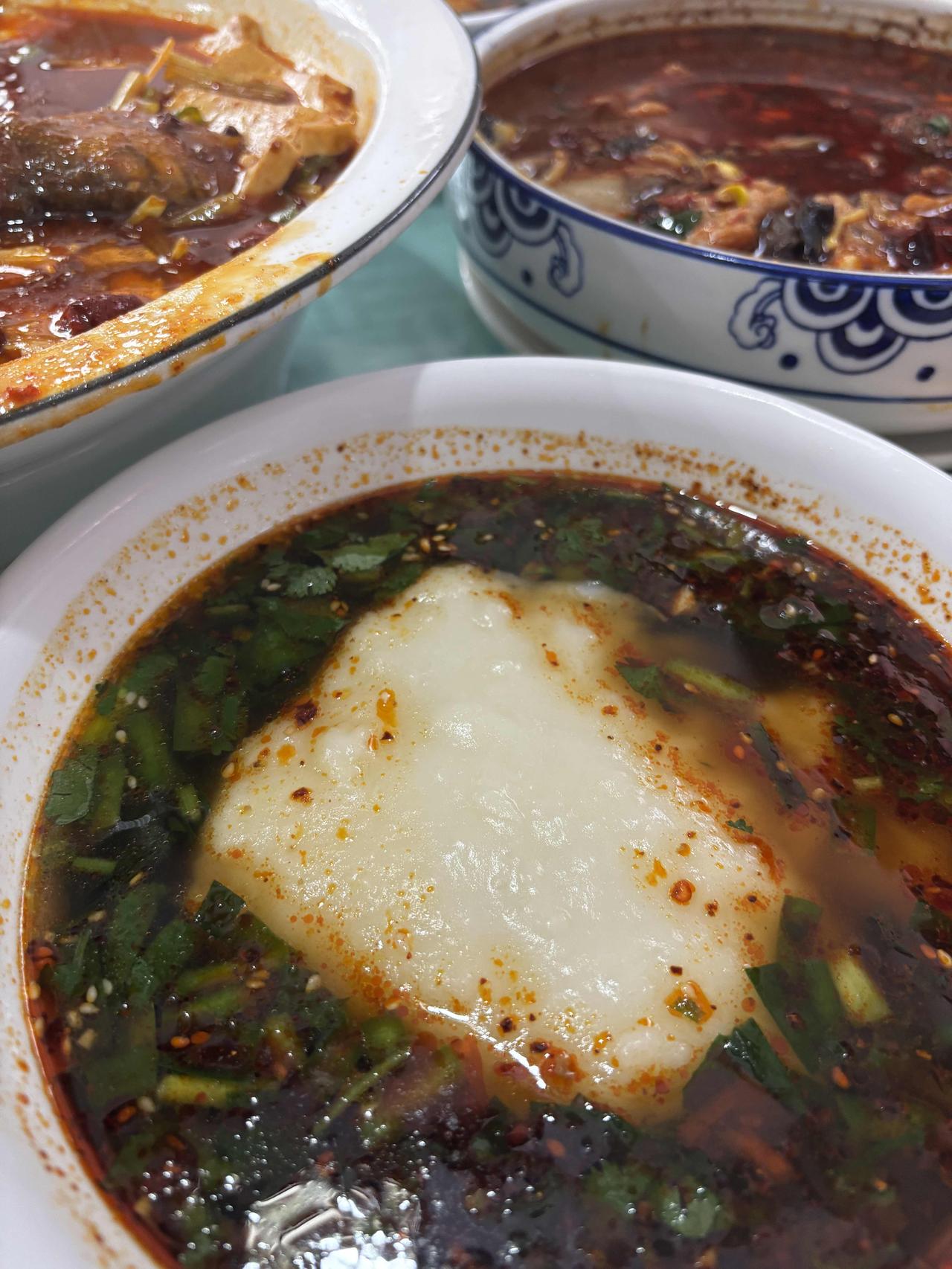 在咸阳，让搅团登上大雅之堂的，当属麦香苑饭店。想当年在宝泉路开那间小店时，麦香苑