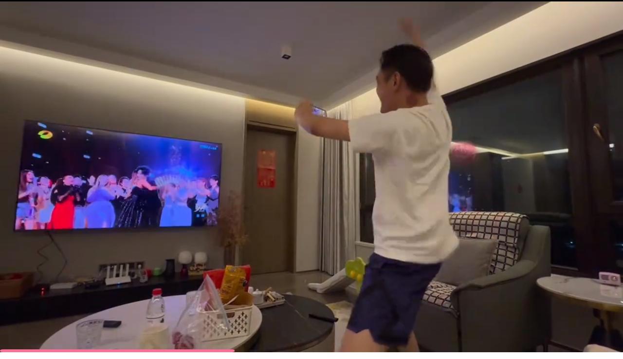 看到楚生夺冠，姚政手舞足蹈，差点惊醒儿子。
这才是真兄弟、真情谊。
看着姚政压着