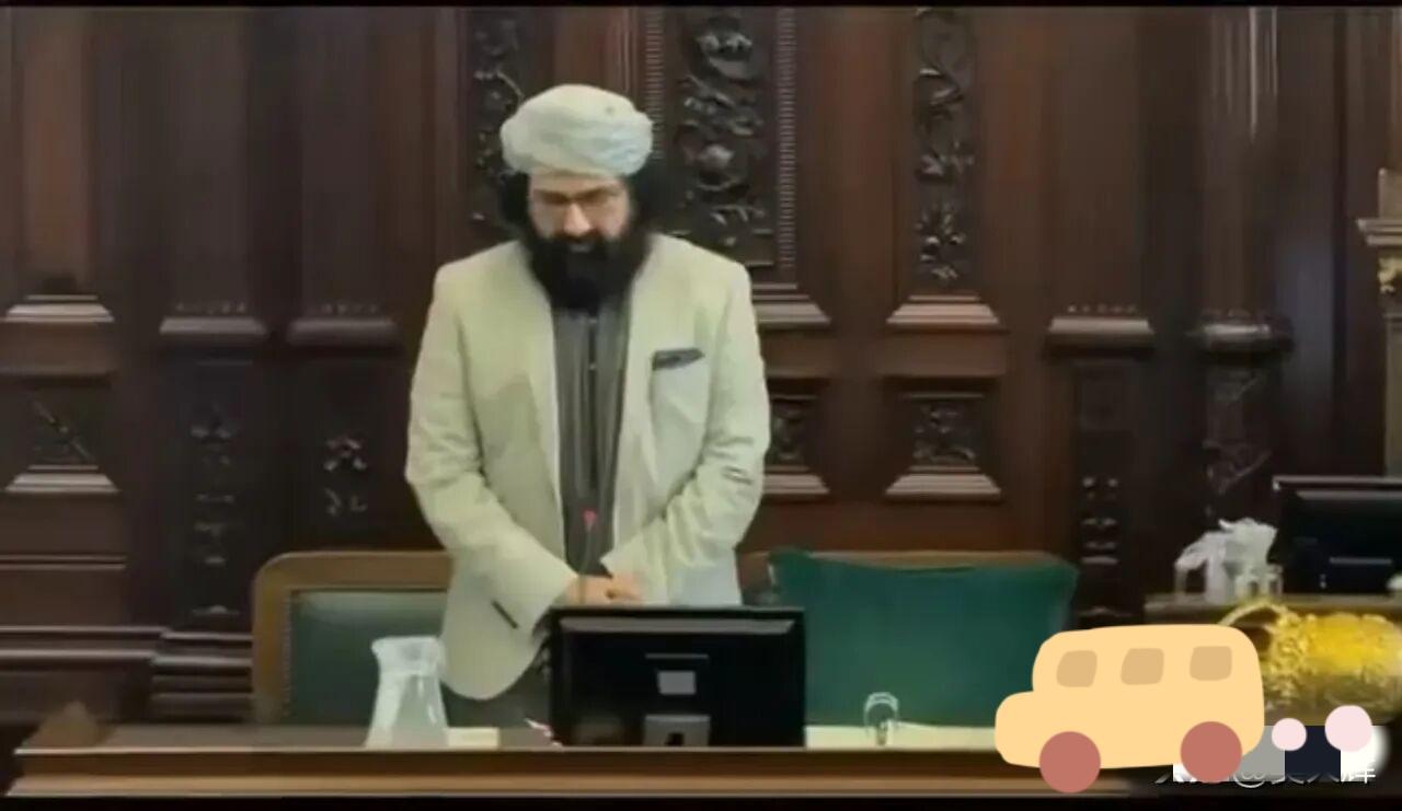 英国各界正热议伯明翰新任市长就职一事：仪式现场，这位政界人士就连用英语宣誓都显得