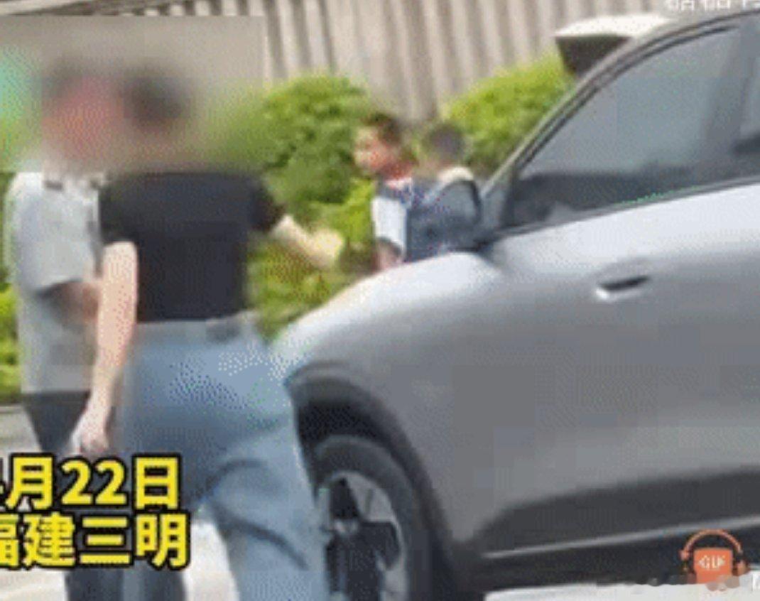 校园门口起冲突：保安与女司机互伤，双方均有责任一名女学生家长开车到学校，准备接送