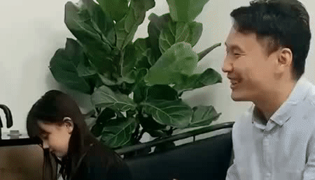 图一：看看别人家的女儿，一个眼神就把老父亲震住了。
图二：为了吃上那口鲜，小伙子