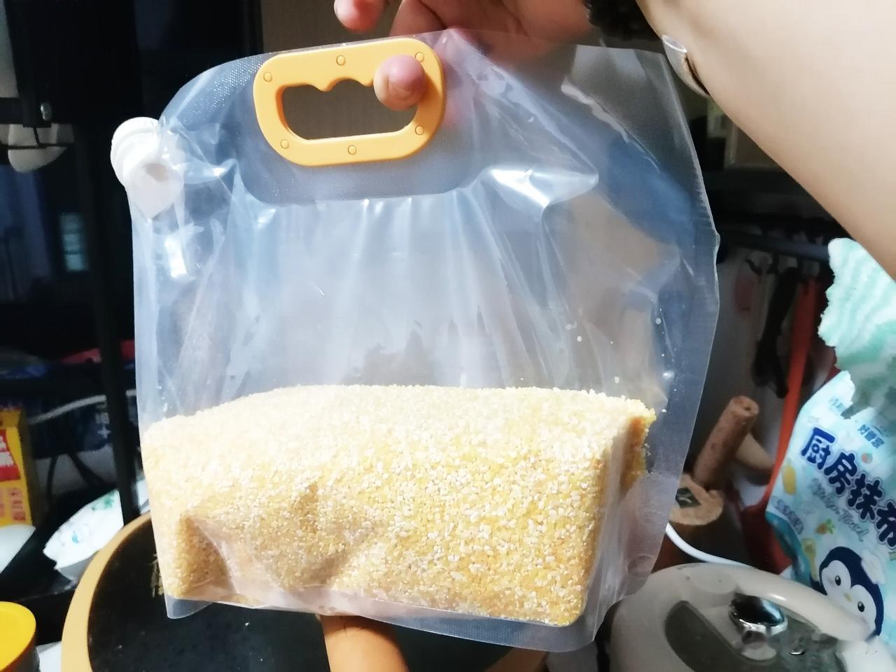上一次我买的玉米碴没怎么吃就都丢了，因为受潮发霉了。

这次我在网上买了这种小袋